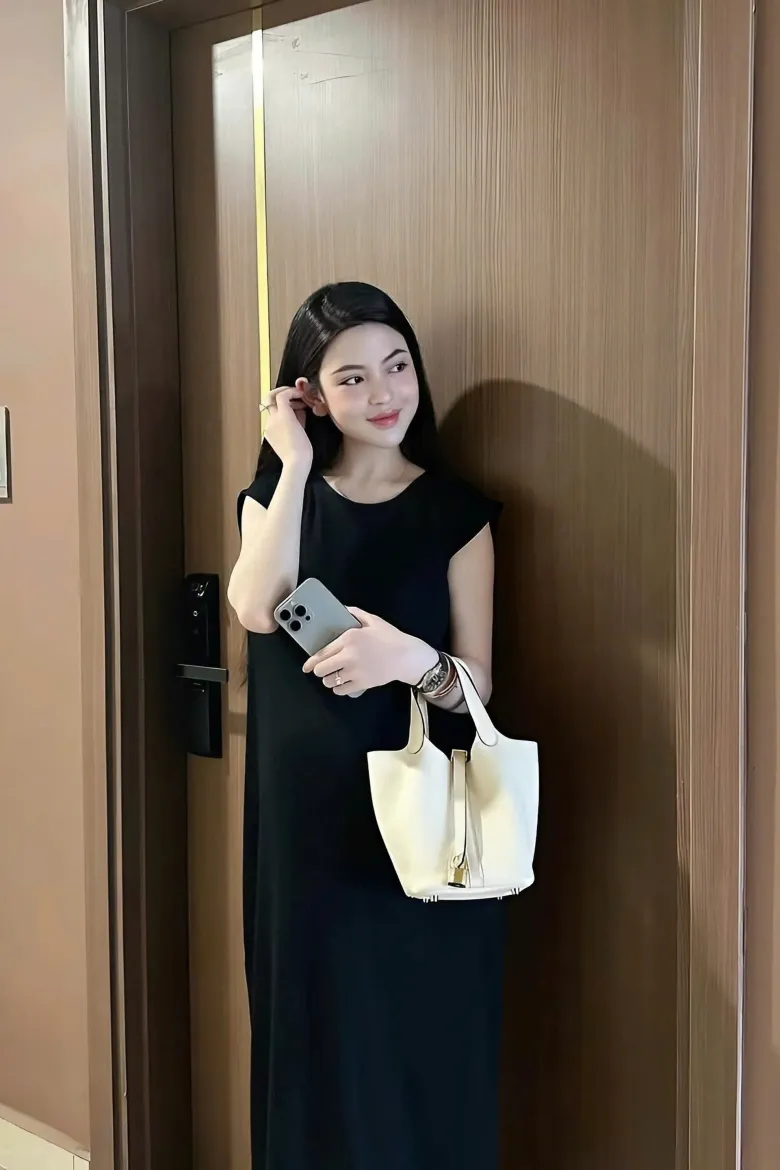 Không chỉ những mẫu túi có giá trị cao, Chu Thanh Huyền cũng lựa chọn các thiết kế nhỏ gọn, tiện dụng cho những dịp đời thường. Trong đó có chiếc Hermès Picotin trị giá khoảng 16 triệu đồng. Ra mắt từ năm 2002, mẫu túi gây chú ý với thiết kế tối giản, đường nét thanh lịch, bề mặt da mềm mại và phom dáng đặc trưng.
