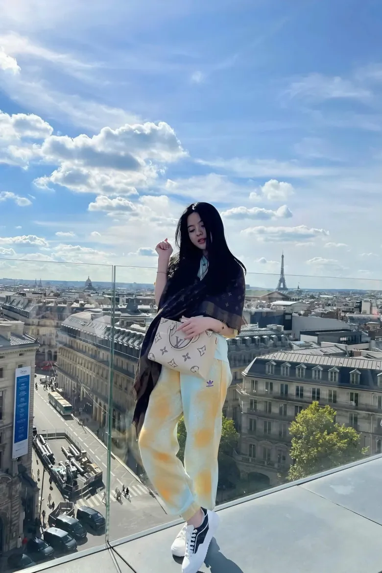 Bên cạnh Hermès và Dior, Chu Thanh Huyền còn sở hữu Louis Vuitton On the Go PM. Mẫu túi có giá khoảng 3.400 USD (khoảng 82,7 triệu đồng), phù hợp với những outfit mang phong cách hiện đại, năng động.