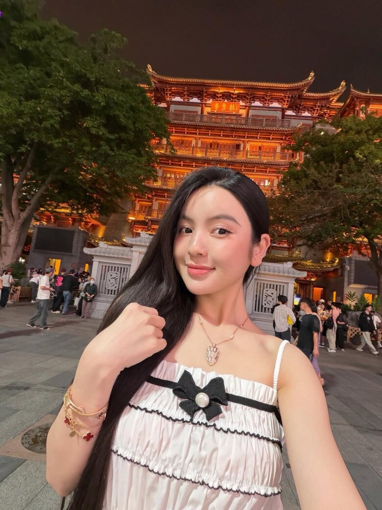 Người đẹp cũng thường xuất hiện với vòng cổ có mặt dây chuyền hình rắn nạm vàng và kim cương của BVLGARI, được ước tính trị giá khoảng 1,2 tỷ đồng. Cô còn kết hợp vòng tay Cartier cùng hai chiếc lắc Van Cleef amp; Arpels, với tổng giá trị được ước tính thêm khoảng nửa tỷ đồng. Nếu cộng theo những mức giá được đề cập, riêng loạt trang sức này có giá trị lên tới gần 2 tỷ đồng.