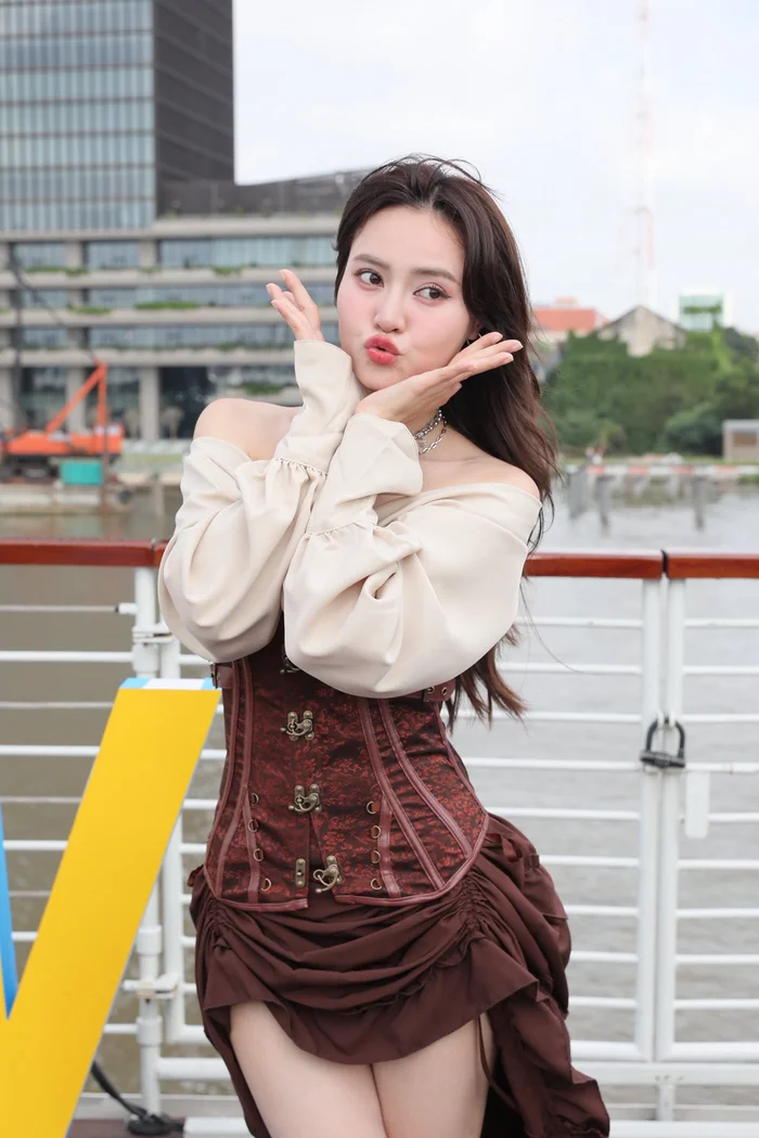 Nữ diễn viên thường xuyên diện váy ngắn tôn chân.
