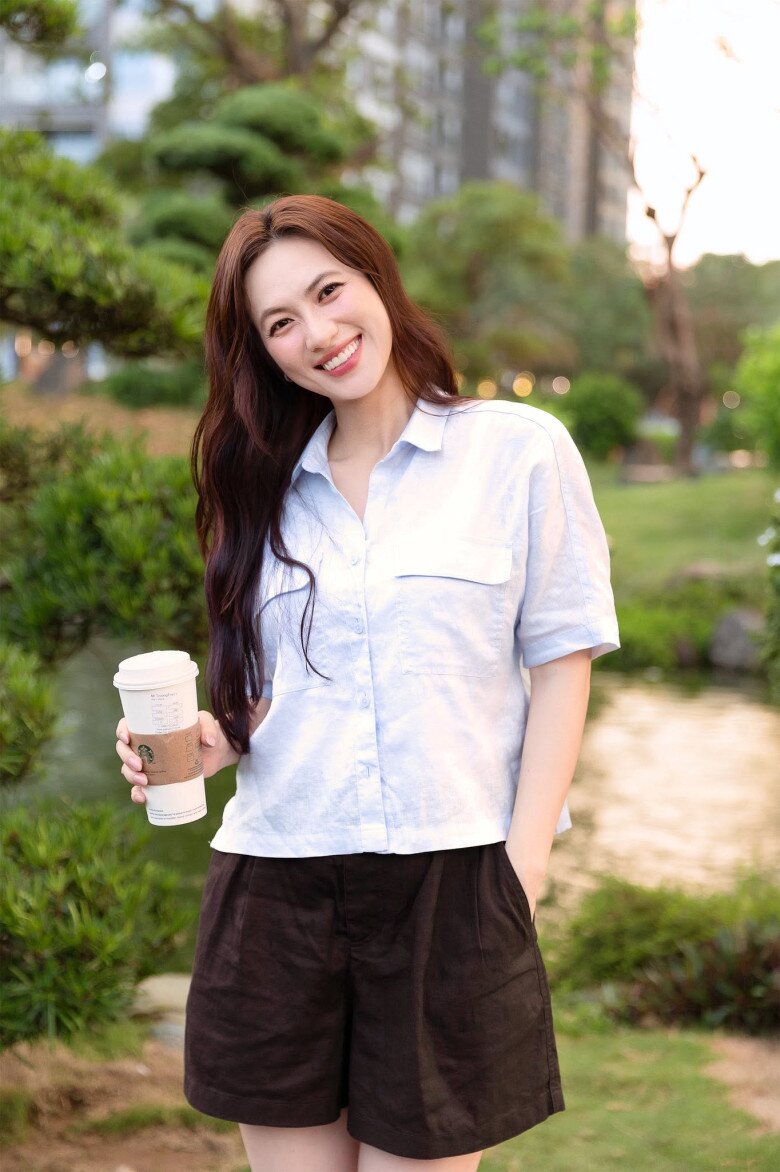 Những bản phối tối giản nhưng tinh tế giúp Phương Anh Đào xây dựng hình ảnh quý phái, là gợi ý đáng tham khảo cho chị em văn phòng.