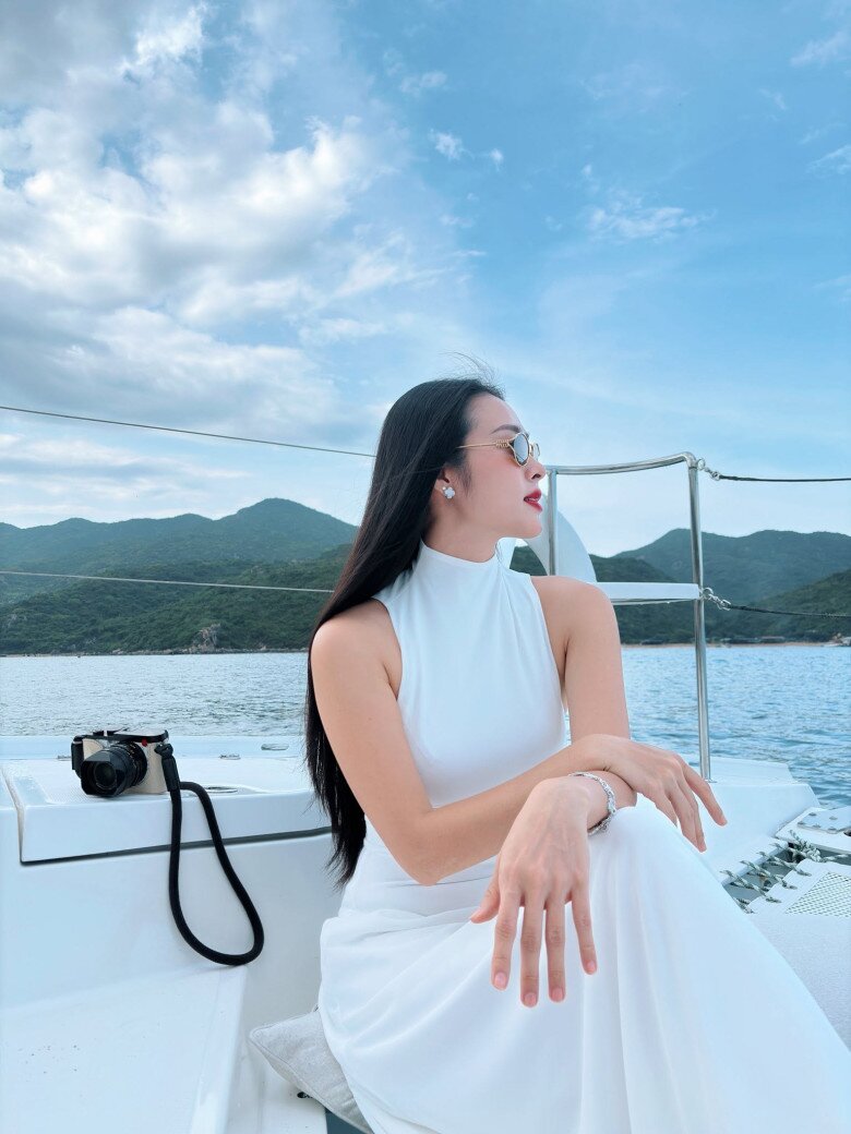 Cô có khả năng biến hóa linh hoạt từ vẻ ngoài trẻ trung, năng động cho đến một quý cô thời thượng mà không cần dùng đến hàng hiệu.