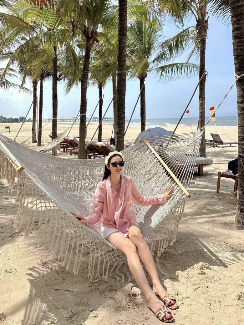 Ngay cả trong những chuyến nghỉ dưỡng, cô vẫn trung thành với style năng động, ngọt ngào.