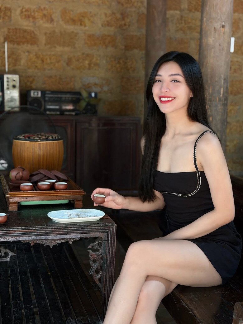 Trong khung hình này, cô diện váy đen hai dây dáng ôm, khéo léo khoe đường cong và đôi chân dài. Đáng chú ý, chi tiết viền trắng mảnh tạo điểm nhấn nhẹ, giúp tổng thể tối giản nhưng vẫn nữ tính và cuốn hút. Bên cạnh đó, cách phối hai gam màu đen - trắng cũng tạo hiệu ứng thị giác thanh thoát, trong khi kiểu dáng hai dây mang đến vẻ trẻ trung, phù hợp với phong cách thời trang đời thường của người đẹp.