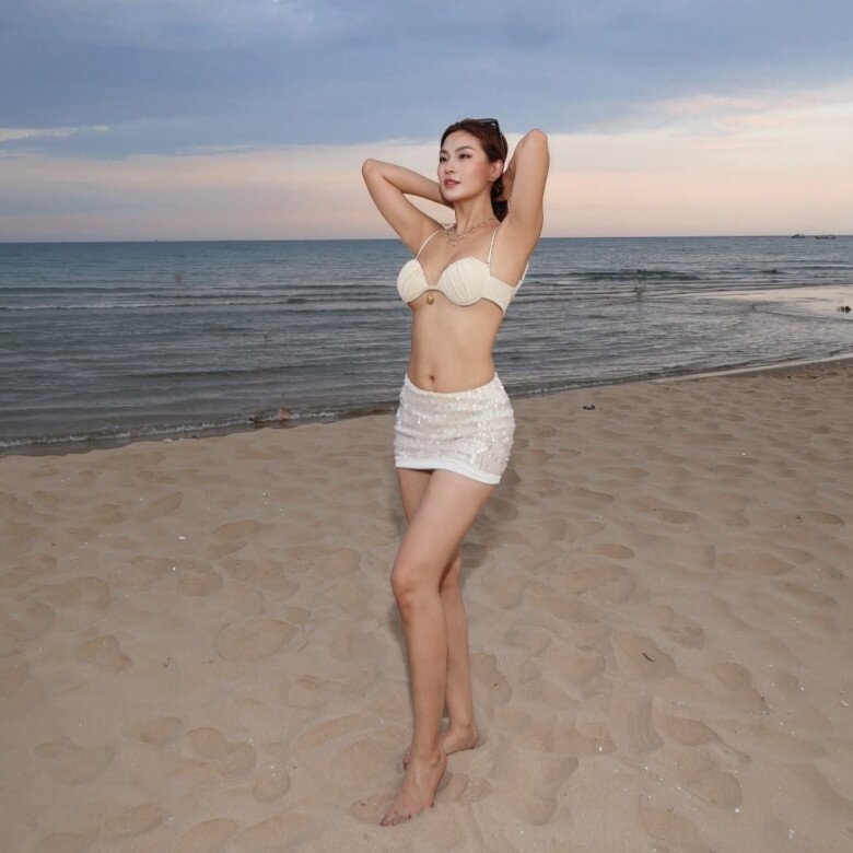 Diễm Trang khoe vóc dáng cân đối với bikini trắng tinh khôi.