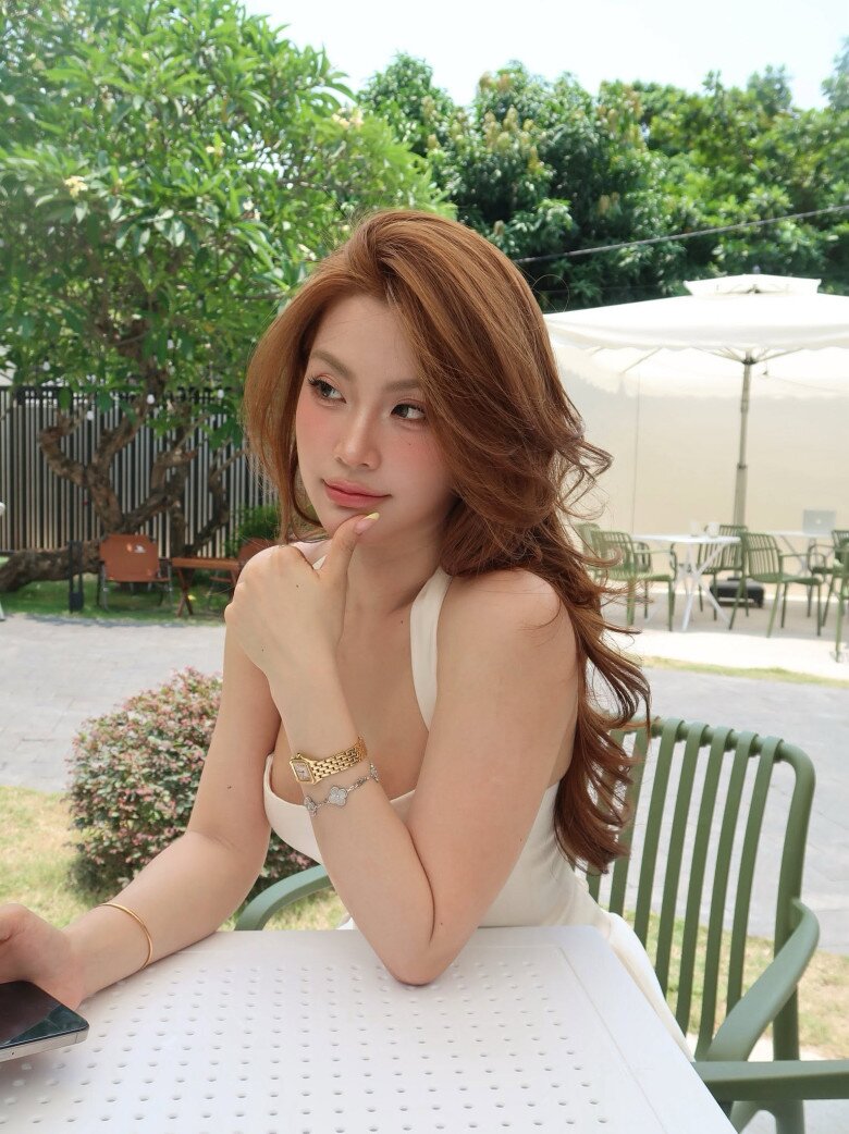 Diễm Trang duy trì hình ảnh thanh lịch với gu thời trang nữ tính sau nhiều năm hoạt động.