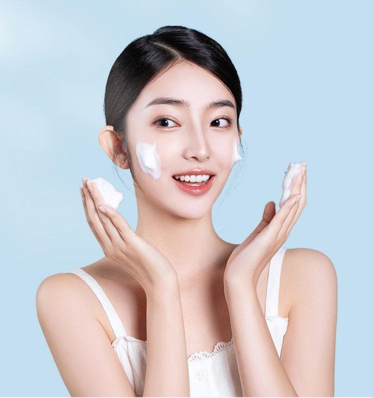 Dưỡng ẩm đúng cách giúp hạn chế cảm giác khô căng khi thời tiết thay đổi.
