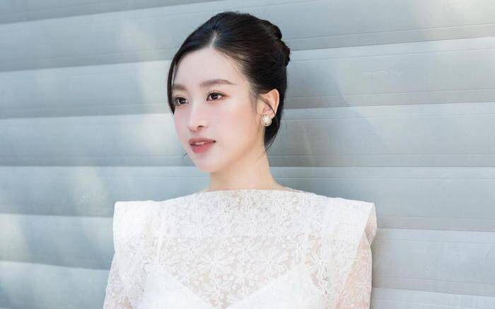 Đỗ Mỹ Linh ghi điểm với tóc búi thấp thanh lịch, tôn nét đẹp dịu dàng.