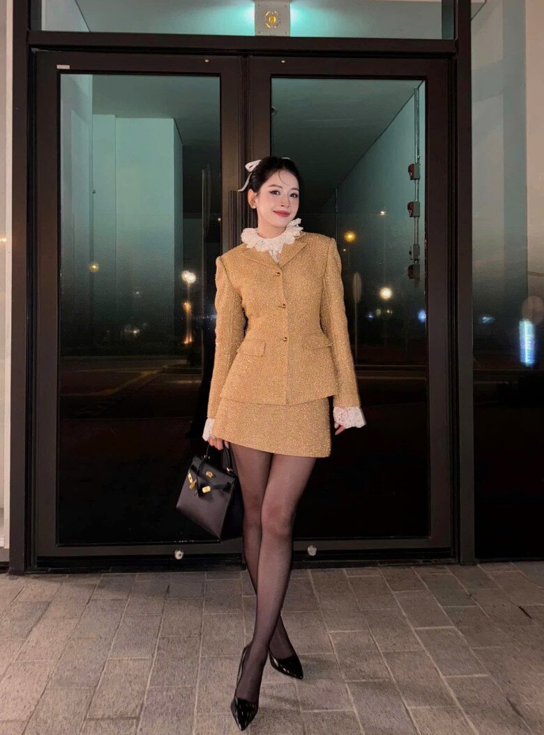 Hermès Kelly là một trong những thiết kế đắt giá đáng chú ý trong tủ đồ của Chi Pu. Đây là dòng túi gắn liền với hình ảnh thanh lịch, cổ điển và được xem là biểu tượng của nhà mốt Pháp. Trên thị trường, mẫu túi có giá khoảng 600 triệu đồng.
