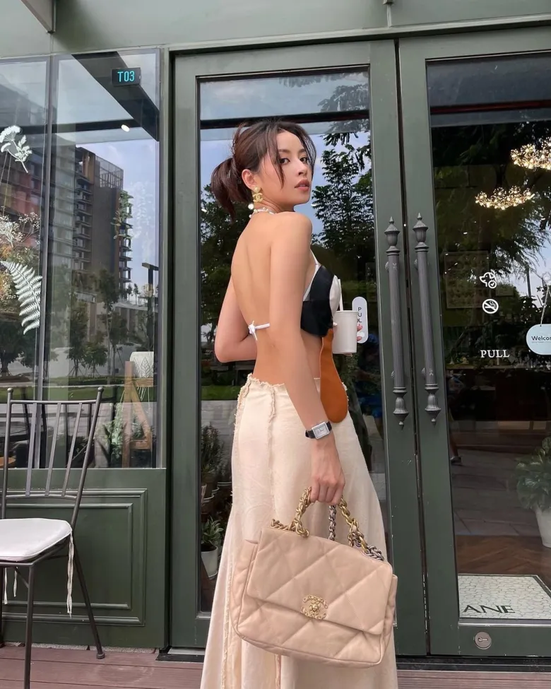 Chanel 19 là một trong những mẫu túi có giá trị đáng chú ý trong bộ sưu tập của Chi Pu. Tùy kích cỡ, thiết kế này có giá khoảng 6.400-7.700 USD, tương đương 168-202 triệu đồng.