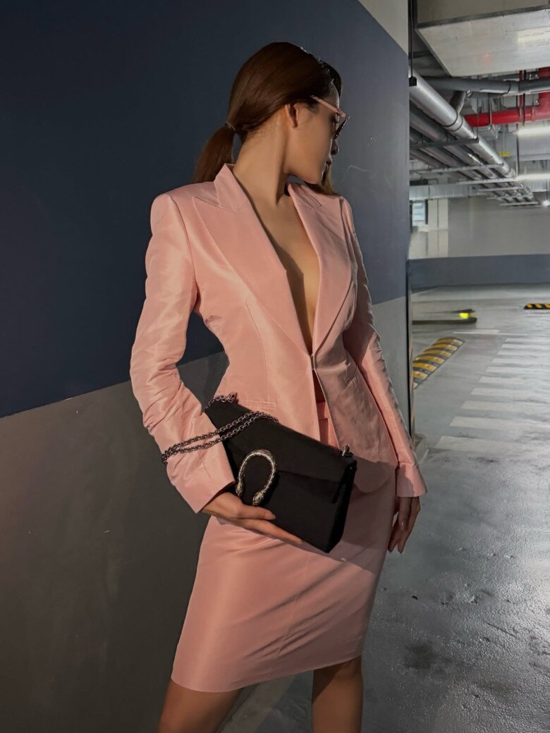 Một mẫu Gucci khác được Chi Pu sử dụng là Dionysus medium shoulder bag phiên bản GG canvas màu đen. Thiết kế có giá 3.350 USD, tương đương khoảng 88 triệu đồng. Chi tiết đầu hổ kết hợp dây xích kim loại tạo điểm nhấn cho kiểu túi mang đậm dấu ấn đặc trưng của nhà mốt Italy.