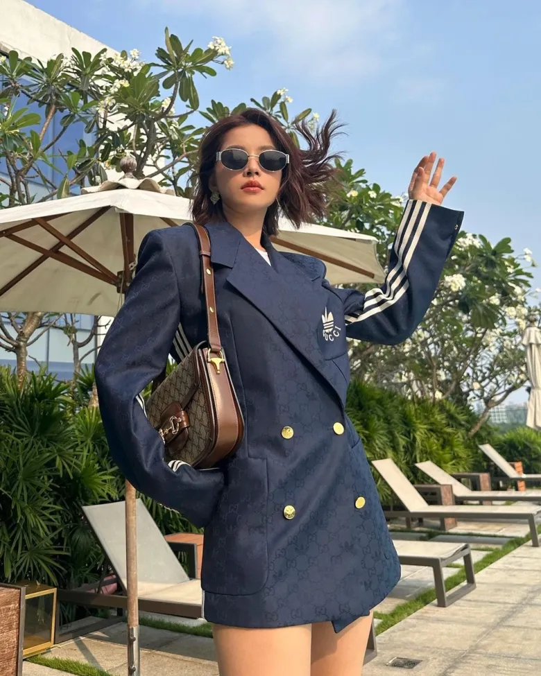 Gucci Horsebit 1955 cũng góp mặt trong bộ sưu tập của nữ ca sĩ. Chi Pu từng phối mẫu túi trị giá 2.890 USD, tương đương khoảng 76 triệu đồng, cùng blazer adidas x Gucci. Cách kết hợp các thiết kế trong cùng hệ sinh thái thương hiệu giúp tổng thể có sự liên kết mà không cần quá nhiều phụ kiện.
