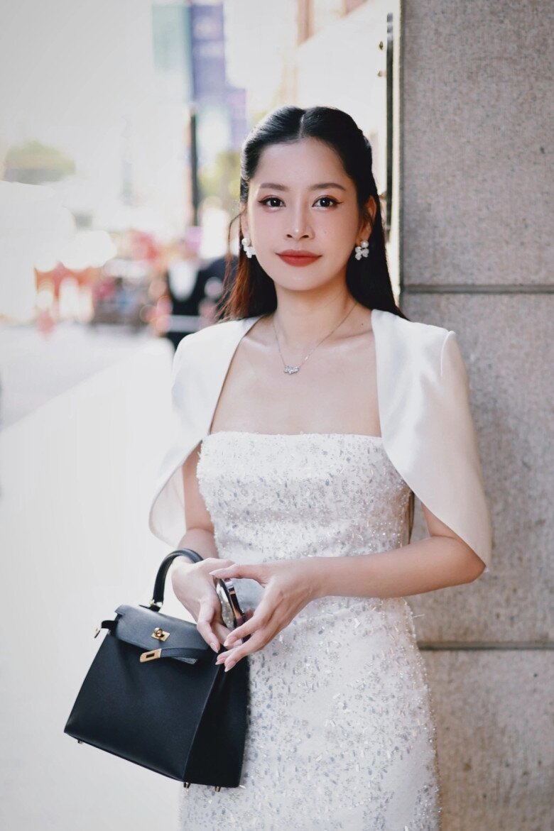Mẫu Hermès Kelly này cũng thường xuyên được Chi Pu sử dụng, từ những khoảnh khắc đời thường xuống phố đến các sự kiện, dịp quan trọng. Thiết kế mang tính biểu tượng giúp cô dễ dàng kết hợp với nhiều phong cách trang phục, đồng thời tạo điểm nhấn sang trọng cho tổng thể diện mạo.