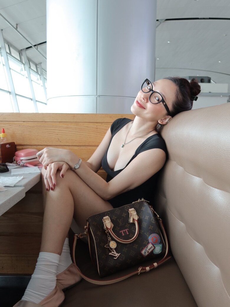 Tủ đồ của giọng ca 609060 không thiếu những item váy áo hai dây, quần short, siêu ngắn, đồ hở ngực, hở lưng.