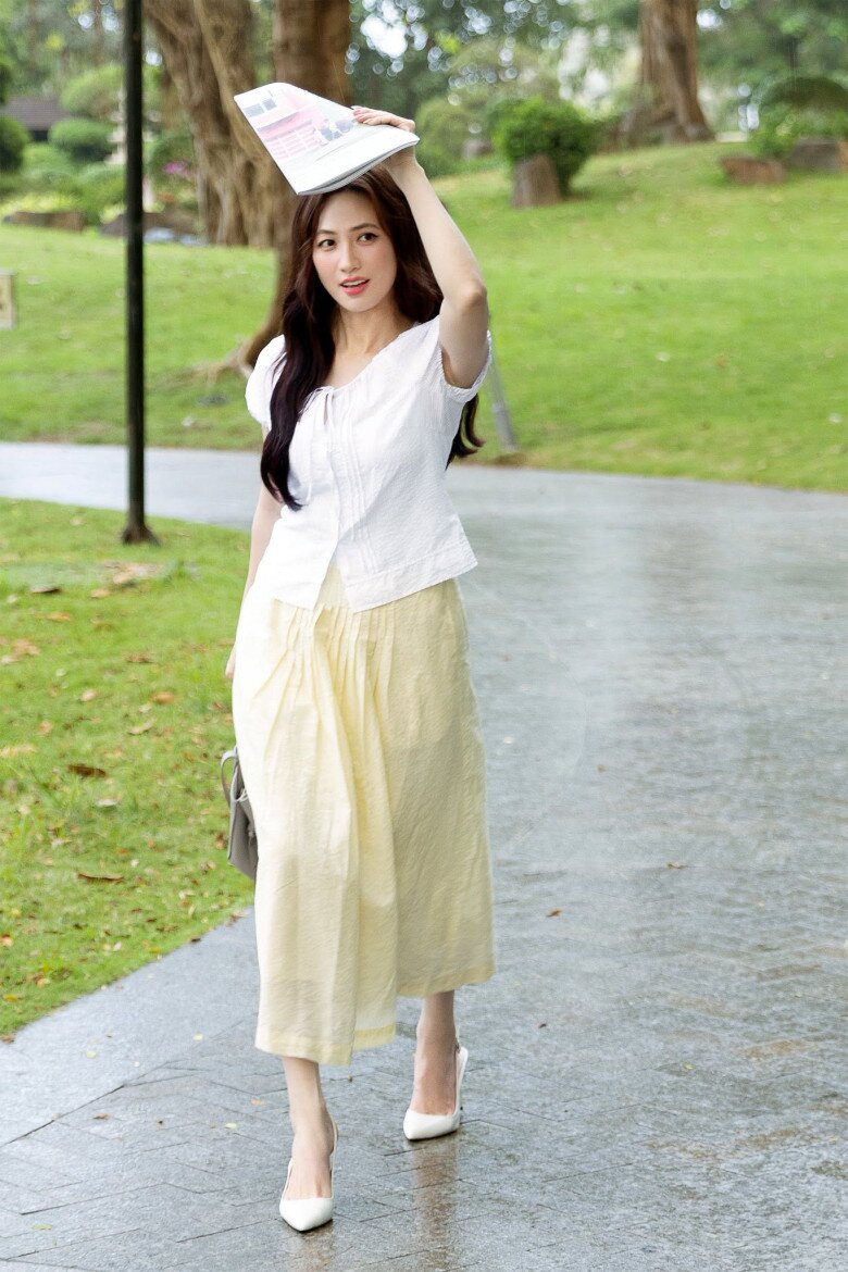Nữ diễn viên chọn chân váy midi phối áo trắng, mang đến diện mạo nhẹ nhàng, tinh tế.
