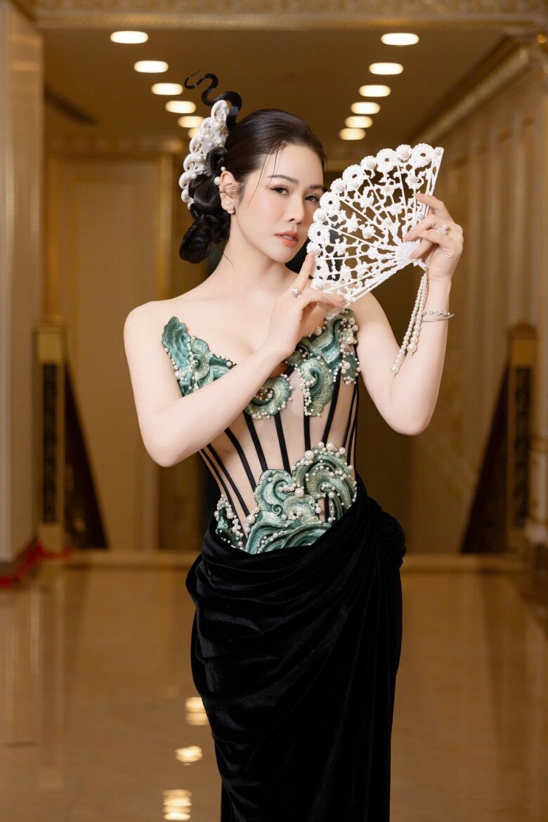 Nữ chủ tịch là mẹ đơn thân không cần đồ hiệu vẫn sang, sống giàu sướng trong biệt thự 20 tỷ - 6