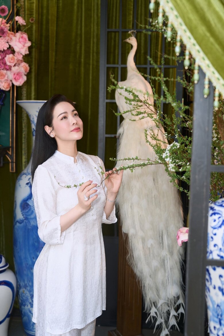 Nữ chủ tịch là mẹ đơn thân không cần đồ hiệu vẫn sang, sống giàu sướng trong biệt thự 20 tỷ - 11