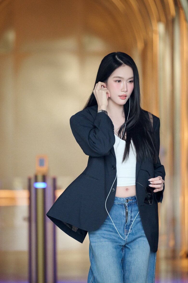 Á hậu Phương Anh kết hợp blazer cùng quần jeans, cân bằng giữa vẻ chuyên nghiệp và năng động.