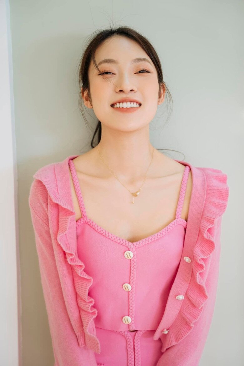 Nữ MC không ngại khoe vẻ đẹp ngọt ngào và thanh lịch trong set đồ dệt kim màu hồng phối cùng cardigan bèo nhún điệu đà.
