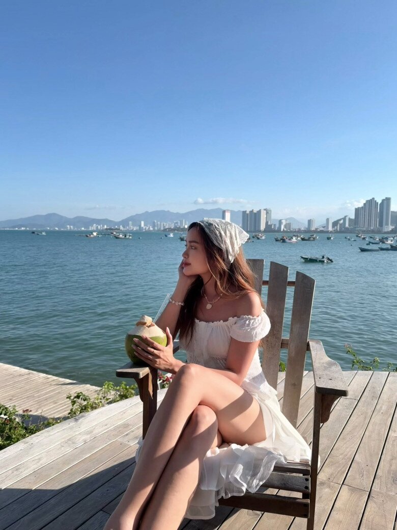 Ở những khung hình này, người đẹp không sử dụng quá nhiều phụ kiện mà chủ yếu tạo điểm nhấn bằng cách phối đồ và lựa chọn chất liệu. Tông trắng cùng những thiết kế tối giản mang lại vẻ nhẹ nhàng, trong khi các chi tiết xẻ tà, hở lưng tạo thêm nét cuốn hút. Cách tiết chế phụ kiện giúp tổng thể giữ được sự thanh thoát, phù hợp với không khí nghỉ dưỡng.