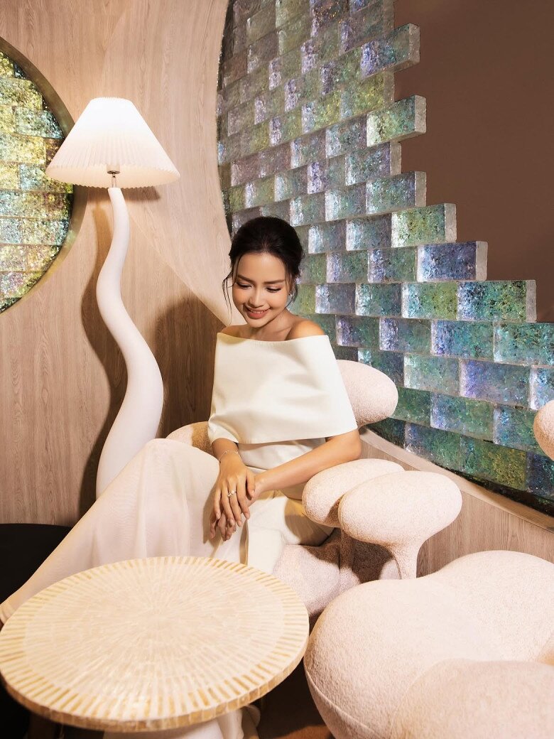 Thiết kế trễ vai kết hợp chi tiết drape cúp ngực giúp Ngọc Châu tạo vẻ nữ tính. Phom midi ôm nhẹ, phần eo xếp nếp góp phần định hình vóc dáng mà không cần đến những đường cắt xẻ quá mạnh.