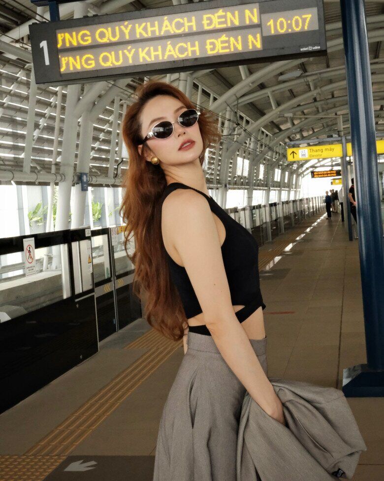 amp;#34;Phú bàamp;#34; Vbiz làm vợ đại gia dệt may, U40 xinh như hoa, chăm mặc hở khoe dáng amp;#34;thắt đáy lưng ongamp;#34; - 21