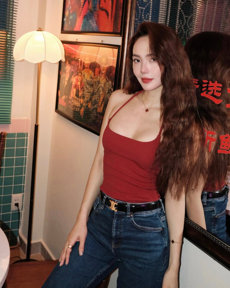 Một lần xuống phố, Minh Hằng chọn áo cổ yếm có đường cut-out ở eo, phối cùng quần jeans dáng ôm, khéo léo khoe bờ vai và vòng eo thon gọn. Cô hoàn thiện outfit bằng thắt lưng và vòng cổ, tạo điểm nhấn gọn gàng, cá tính.