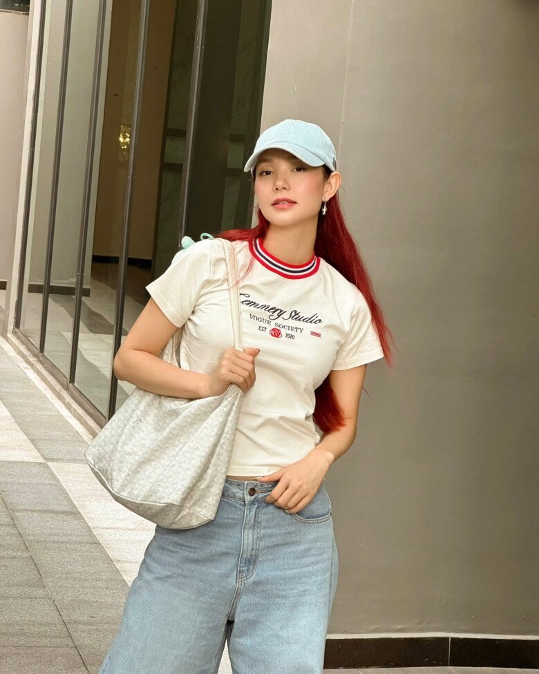 Với những set đồ đơn giản hơn, nữ ca sĩ thường sử dụng thêm phụ kiện để tạo điểm nhấn.