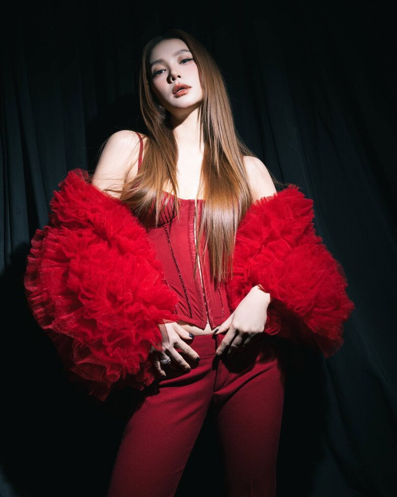 amp;#34;Phú bàamp;#34; Vbiz làm vợ đại gia dệt may, U40 xinh như hoa, chăm mặc hở khoe dáng amp;#34;thắt đáy lưng ongamp;#34; - 17