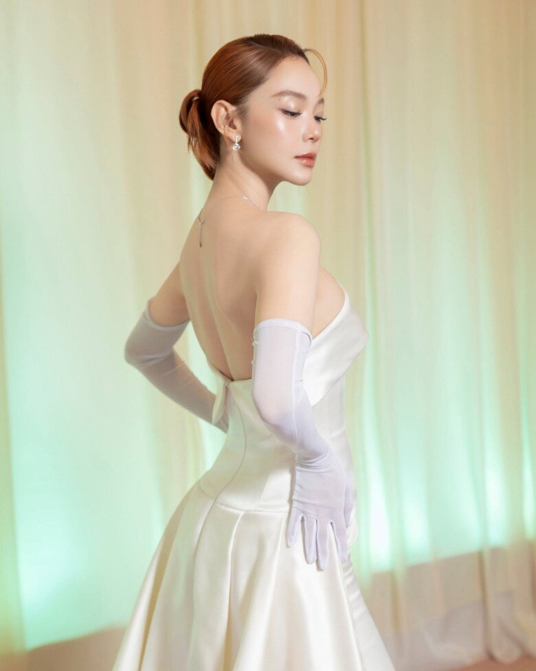 amp;#34;Phú bàamp;#34; Vbiz làm vợ đại gia dệt may, U40 xinh như hoa, chăm mặc hở khoe dáng amp;#34;thắt đáy lưng ongamp;#34; - 16