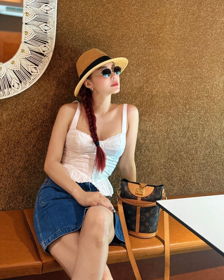 Minh Hằng trông thời thượng hơn khi khéo léo mix-match phụ kiện cùng set đồ basic gồm áo 2 dây và quần short jeans.