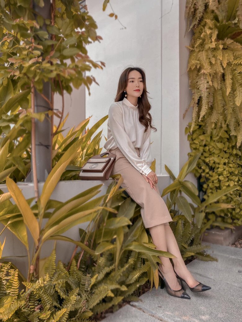 Một set đồ gồm áo sơ mi chất liệu mềm và chân váy dáng gọn từng được cô lựa chọn khi xuất hiện. Đi cùng túi xách và giày cao gót giúp tổng thể trở nên hiện đại nhưng vẫn giữ được sự thoải mái cần thiết.
