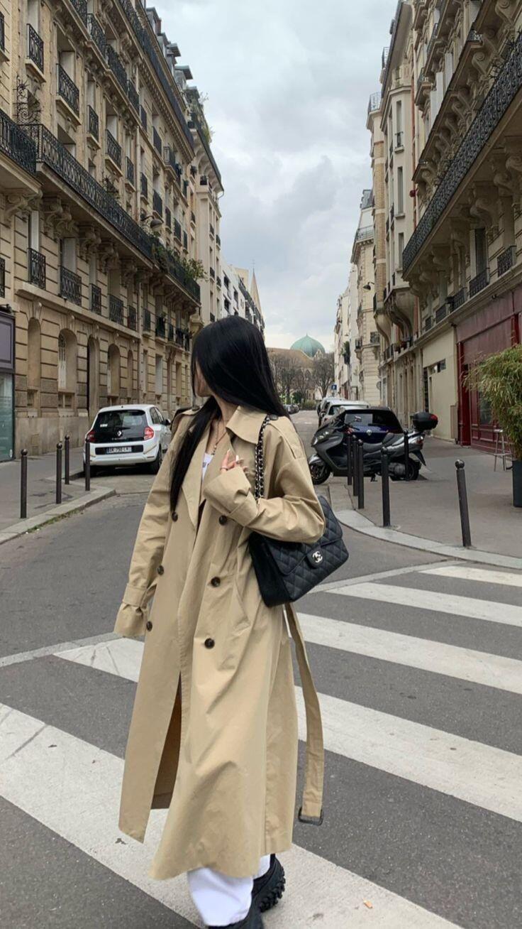 Trench coat là một món đồ không bao giờ lỗi mốt trong tủ đồ của phụ nữ Pháp. Với thiết kế cổ điển và thanh lịch, trench coat giúp các quý cô Pháp thêm phần trẻ trung và nổi bật, đồng thời vẫn toát lên sự sang trọng, trang nhã.