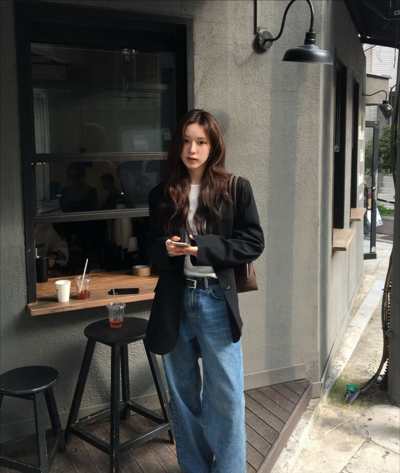 Blazer phối áo thun và quần jeans, công thức đơn giản giúp chị em trông trẻ trung, thanh lịch.