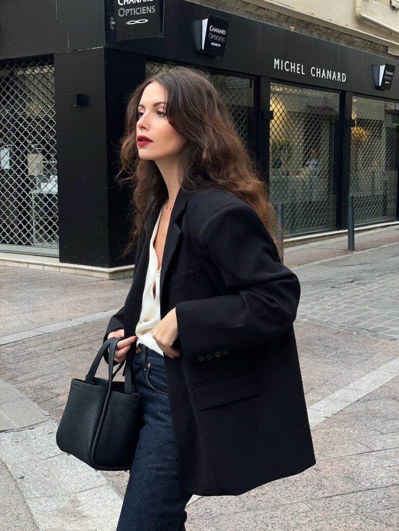 Phụ nữ Pháp chuộng áo blazer màu đen rất nhiều vì item này dễ phối đồ.
