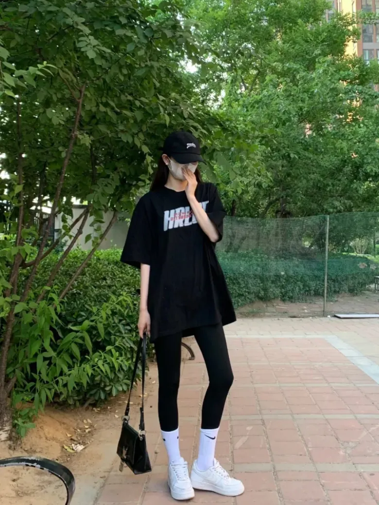 Áo phông rộng mix cùng quần legging là một trong những công thức phối đồ kinh điển, mang lại sự thoải mái, trẻ trung và không bao giờ lỗi mốt.