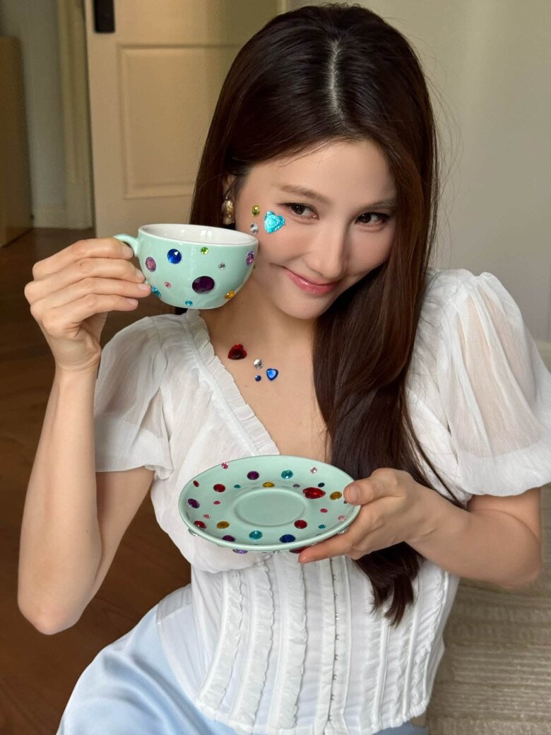 Diễm My 9x trông trẻ trung hơn khi tô điểm gương mặt bằng sticker.