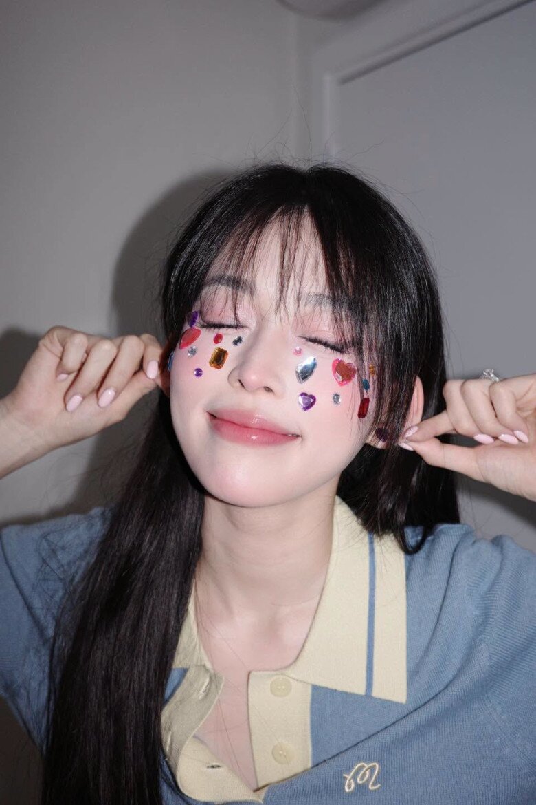 Diện mạo của Á hậu Bùi Phương Nga được nhận xét rạng rỡ hơn hẳn khi theo đuổi trend dán sticker lên má.