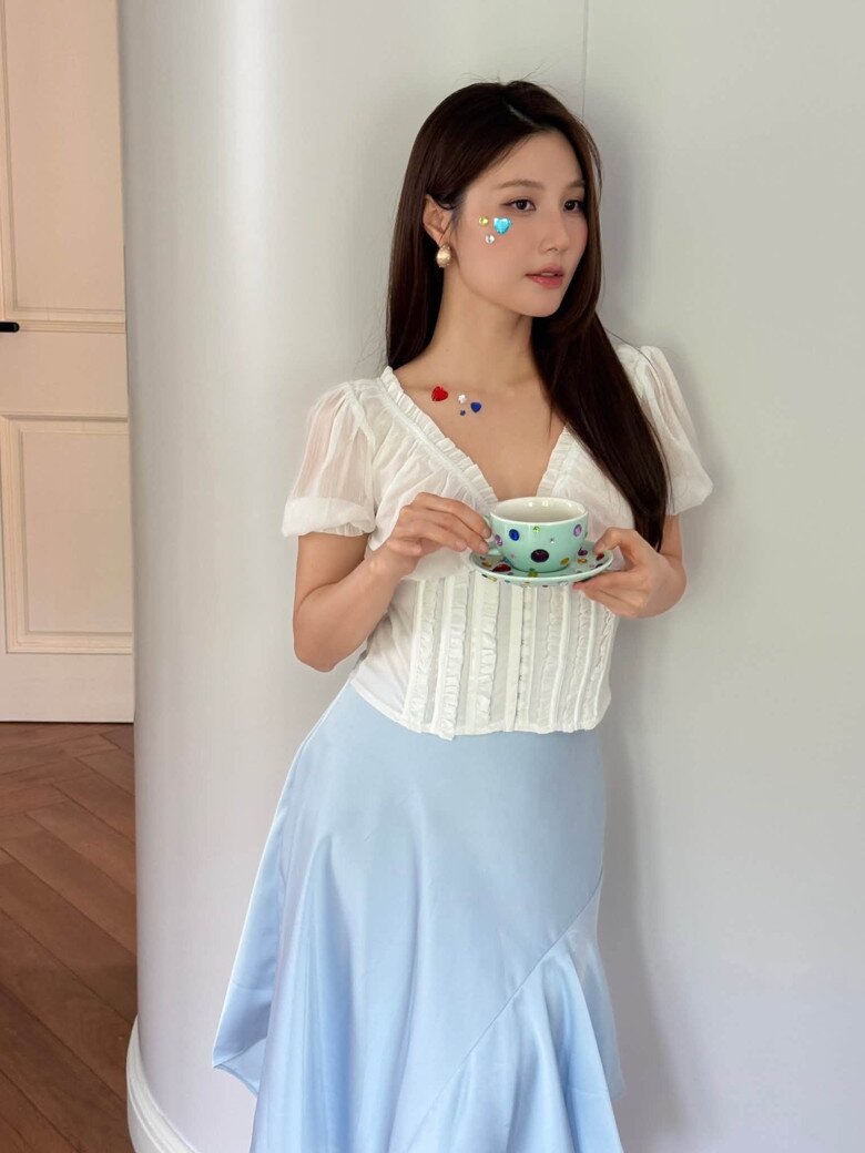 Rộ mốt họa mặt bằng sticker: Diễm My 9X trẻ như đôi mươi, Á hậu Phương Nga khoe visual rạng rỡ - 6