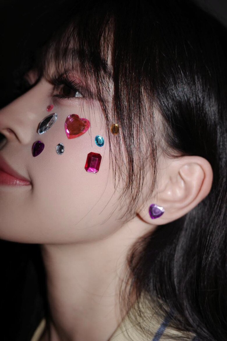 Không dựa vào 1 công thức cố định, sticker được biến tấu linh hoạt theo cá tính và phong cách mỗi người.