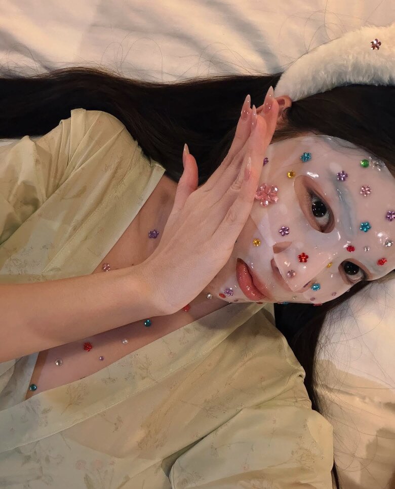 Á hậu Ngọc Thảo cũng nhanh chóng nhập cuộc với trào lưu làm đẹp bằng sticker. Cô gọi xu hướng này là trend dễ thương.
