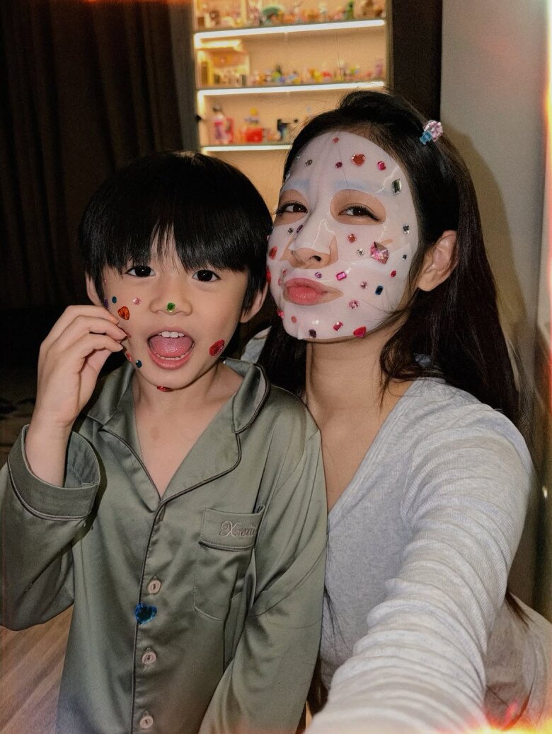 Rộ mốt họa mặt bằng sticker: Diễm My 9X trẻ như đôi mươi, Á hậu Phương Nga khoe visual rạng rỡ - 3