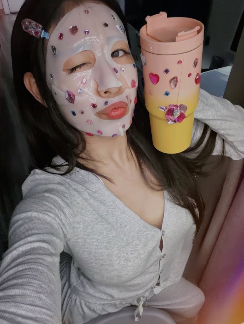 Hot girl Trang Lou và con trai cùng bắt trend dán sticker lên mặt nạ, biến khoảnh khắc chăm sóc da thêm thú vị.
