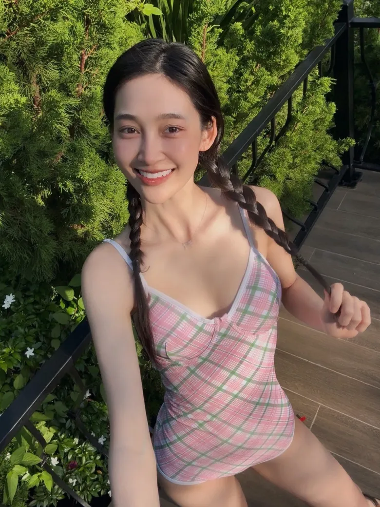 Sở hữu visual amp;#34;không góc chếtamp;#34;, mỹ nhân Vbiz chăm diện đồ ngắn cũn khoe vòng eo 57cm đầy mê hoặc - 10