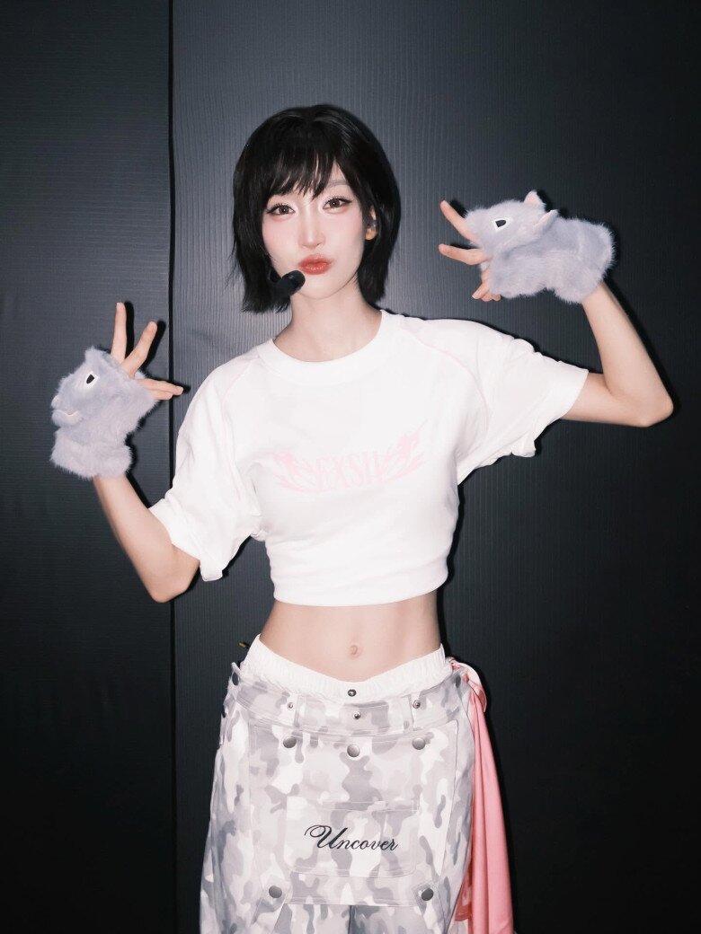 Thiết kế cut-out tinh tế trở thành “trợ thủ” đắc lực tôn lên vóc dáng nhỏ nhắn của nữ ca sĩ.