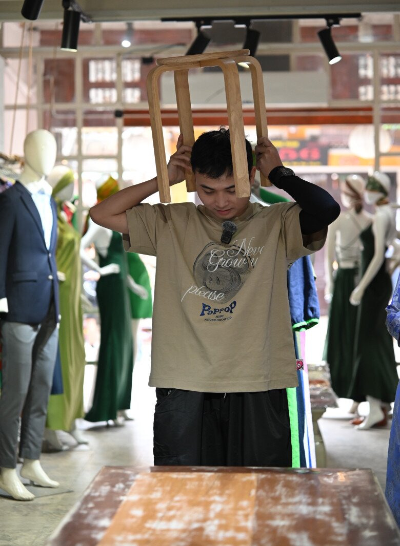 Khác với MC Thành Trung, Huy R thừa nhận, tuổi thơ của anh gắn liền với nhiều món đồ chơi tự chế.