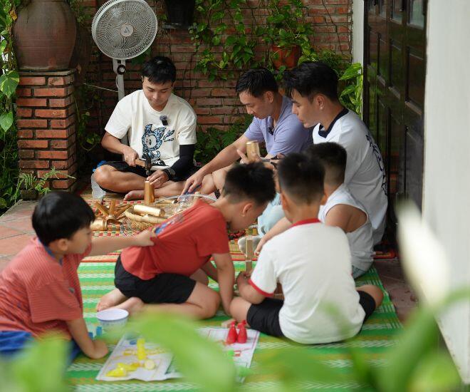 Các ông bố học làm đèn lồng cho các con. 