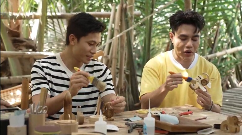 Phương Nam, Lê Dương Bảo Lâm tập trung làm đồ chơi bằng tre cho con.