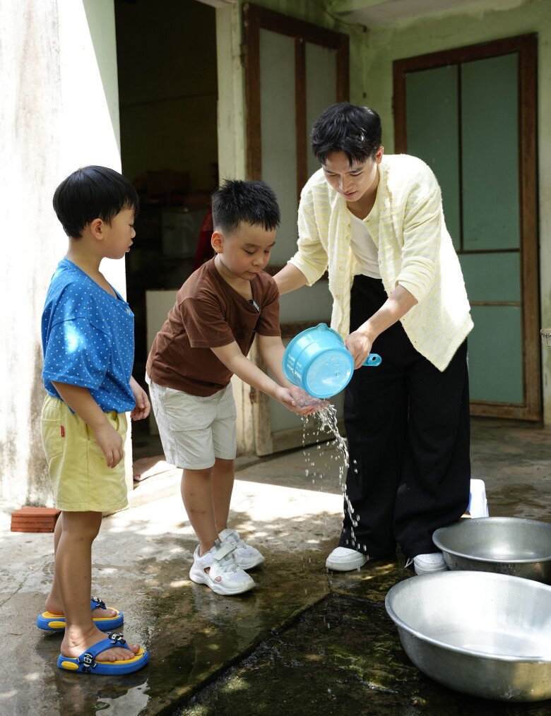 Bùi Công Nam chăm sóc các bé trong tập 5 Bố ơi! Mình đi đâu thế.