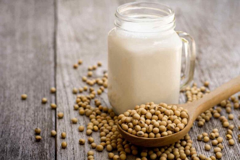Sữa ít béo và sữa hạt giúp giảm cân nhờ cung cấp ít calo, giàu chất xơ và protein tạo cảm giác no lâu.